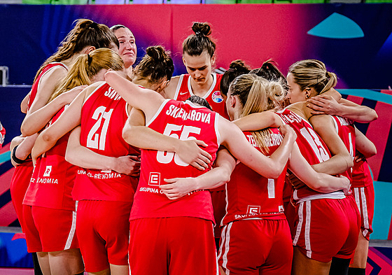eské basketbalistky smutní po tsné poráce od Nmecka v rámci mistrovství...