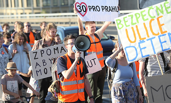 Poslední demonstrace LastGen se ú�astní okolo 70 a� 80 lidí. (28. �ervna 2023)