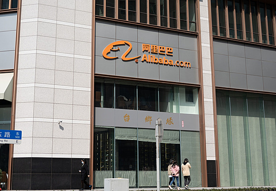 Logo spolenosti Alibaba na fasád budovy Century Trade Building v anghaji ...