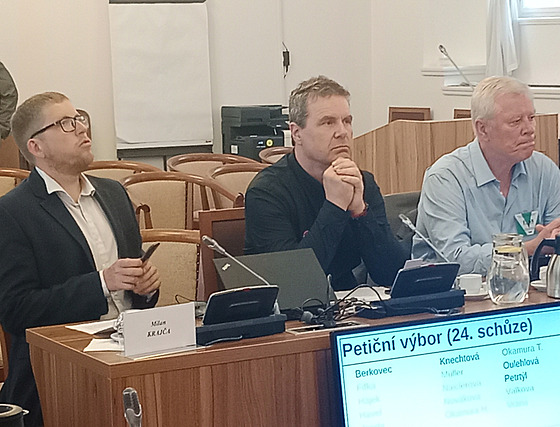 Komunisté Milan Kraj�a, Roman Roun a Josef Skála dorazili do Sn�movny s peticí...