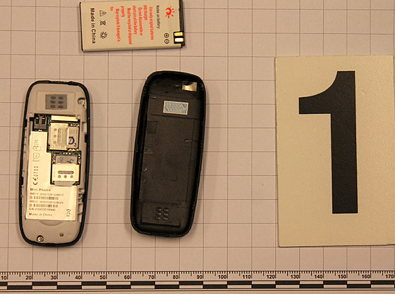 Miniaturní mobilní telefon, který vze ve Valdicích ukrýval v koneníku.