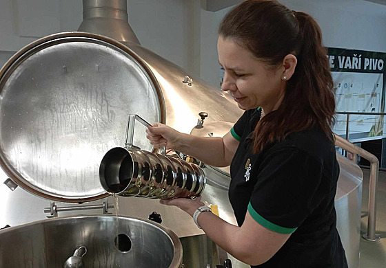 editelka pivovaru Starobrno Klára Konupíková pi vaení zeleného piva.