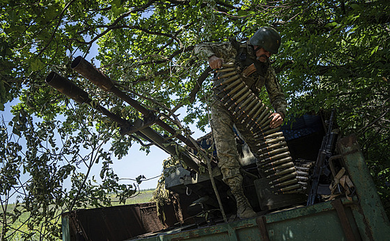 Ukrajinský mariák pipravuje munici. (19. ervna 2023)