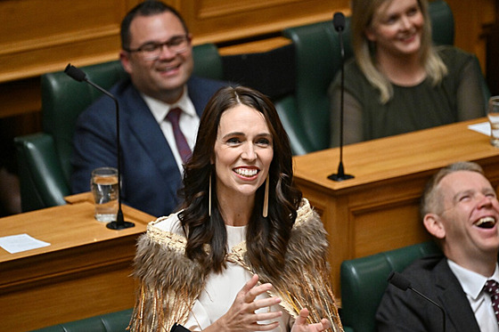 Bývalá novozélandská premiérka Jacinda Ardernová pednáí projev v budov...