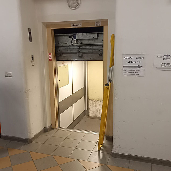 Výtah v praské Fakultní nemocnici Bulovka, který se v nedli zítil s tinácti...