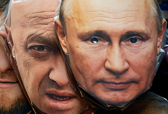 Masky Jevgenije Prigoina a Vladimira Putina na prodej u stánku nkde v Rusku.