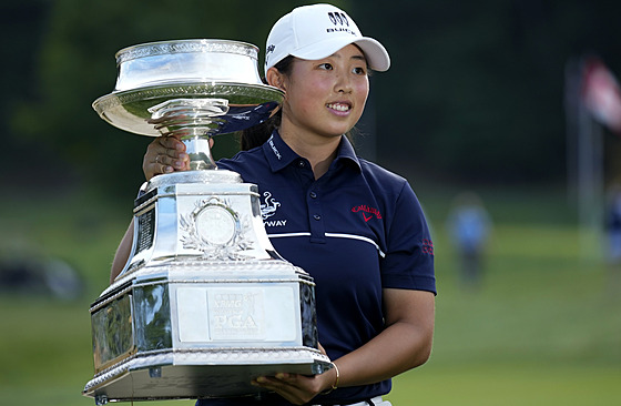 ínská golfistka Jin uo-ning s trofejí pro vítzku turnaje ve Springfieldu.
