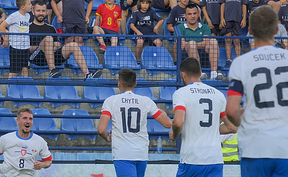 Michal Sadílek (vlevo) se raduje se spoluhrái z gólu v zápase s ernou Horou.
