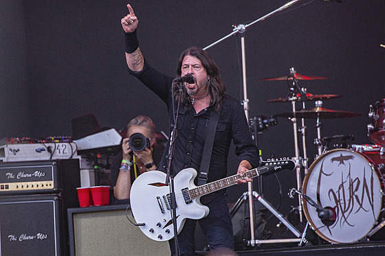 Foo Fighters bhem páteního vystoupení na Glastonbury (23. ervna 2023)