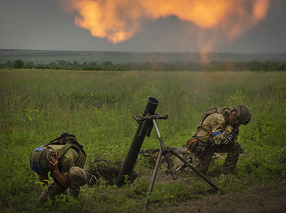 Ukrajintí vojáci útoí na ruské pozice na front v Záporoské oblasti. (24....