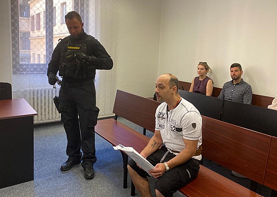 Josef B. u Krajského soudu v Plzni. Za pokus o vradu mu hrozilo od 15 do 20 let. 
