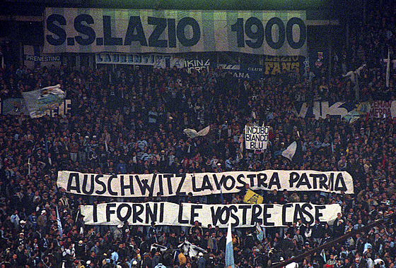 Italský fotbal má s antisemitismem dlouhodobé problémy. Na snímku z roku 1998...