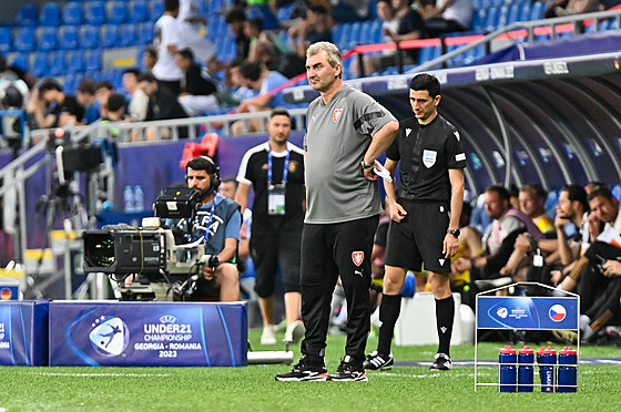 Trenér fotbalist do 21 let Jan Suchopárek pozoruje dní na trávníku v zápase s...