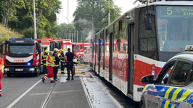 Na pražském Zlíchově vzplál podvozek tramvaje, na místě zasahovali hasiči