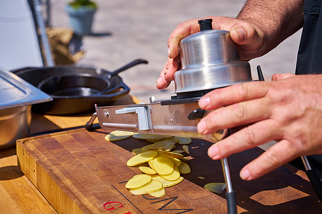 Kachní prsa jsou hitem všech letních grilovaček. Omáčka je vystřelí do nebe