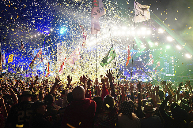 Začíná hlavní část festivalu Glastonbury, poslanci budou řešit valorizaci minimální mzdy