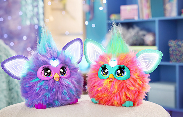 Hasbro vrací na trh Furbyho. Hračku, která byla populární na přelomu století