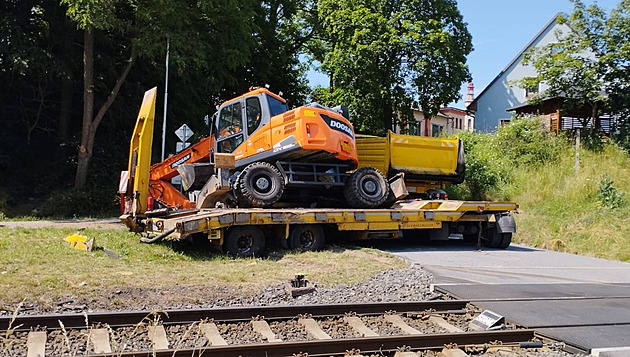 Náklaďák s bagrem vjel na Liberecku do cesty vlaku, zranilo se 21 lidí