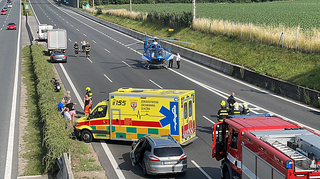 Na D1 u Průhonic se srazilo auto s motorkou, směr na Brno byl částečně zavřený
