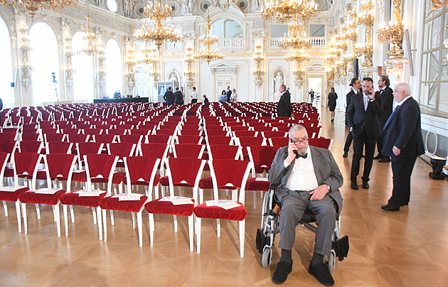 Karel Schwarzenberg leží v nemocnici. Je to výjimečná zkušenost, chválí si