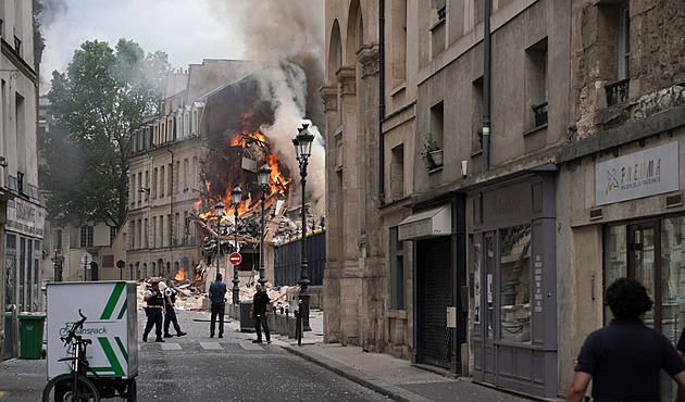 Po výbuchu se v centru Paříže zhroutil dům, v troskách jsou uvězněni lidé