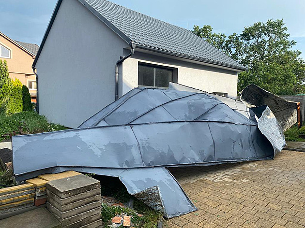 Najednou přiletěla trampolína. Vichr v Oticích u Opavy poničil desítky střech