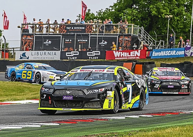 Nesmíte se bát, říká závodník Doubek. V evropském Nascaru patří ke špičce