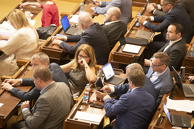 Poslanci svedou boj o balíček. Ušetří benefity či kojeneckou vodu?