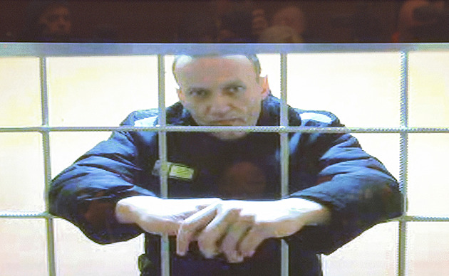 Mrchy, zodpovíte se! V Rusku nosí květy k pomníkům represí, úřaduje policie
