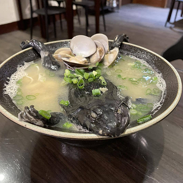 Žába jako ozdoba polévky ramen. Podnik proslavila po celém světě