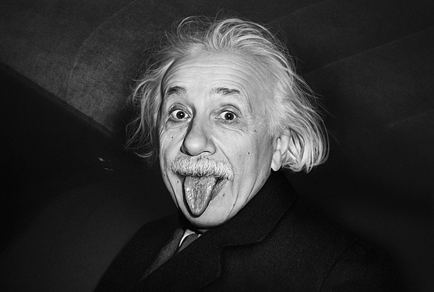 Unavený Einstein jazyk vyplázl po večírku. Pak fotku posílal coby blahopřání