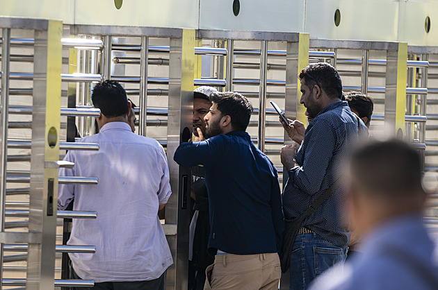 Řekové odřízli přeživší migranty od světa, zpochybňovali verzi pobřežní stráže