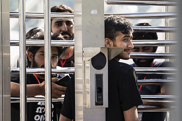 Řekové odřízli přeživší migranty od světa, zpochybňovali verzi pobřežní stráže