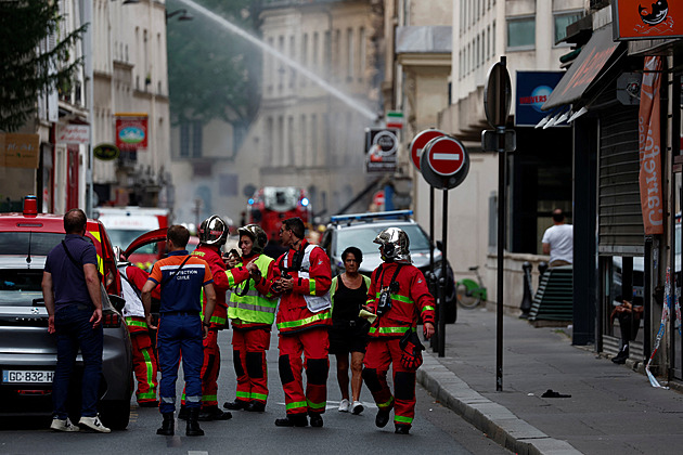 Po výbuchu se v centru Paříže zhroutil dům, zraněných je 37 lidí
