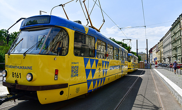V Praze jezdí tramvaj v ukrajinských barvách, má podpořit finanční sbírku