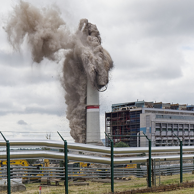 Na odstřel 200 metrů vysokého komína elektrárny padly tři metráky trhaviny