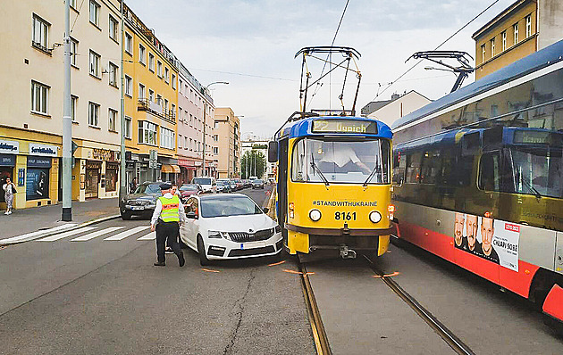 V Praze vyjela tramvaj v ukrajinských barvách, záhy se srazila s autem