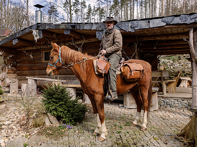 Lidé mi kolikrát nedali ani vodu, říká tramp, který Českem putuje na koni
