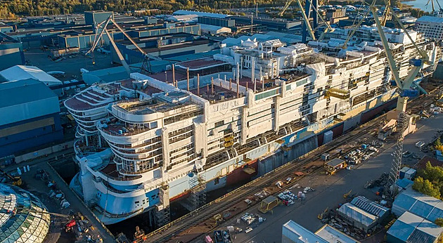 OBRAZEM: Ikona moří. Největší výletní loď nabídne tobogány i „nekonečný“ bazén