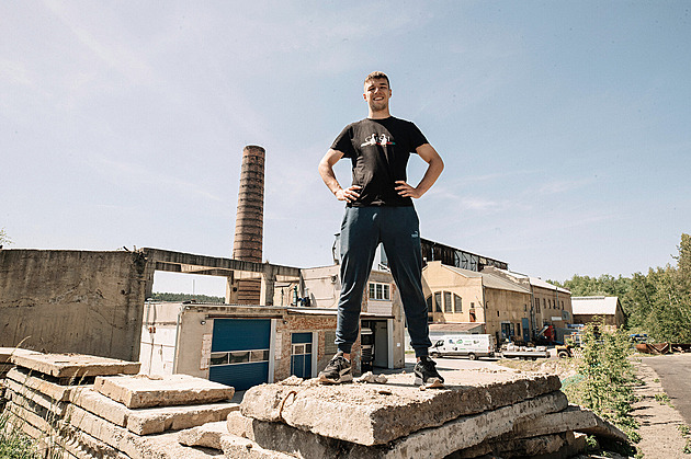 S fotbalistou v dole aneb Gabrielův svět. Proč plní krmítka a chodí na brigády?