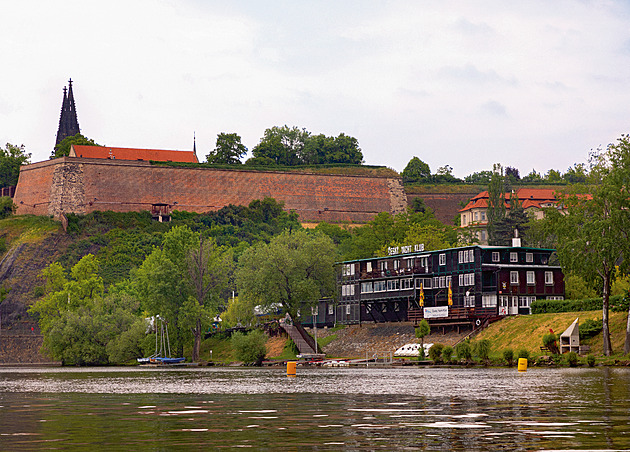 Perla u Vltavy s bohatou historií. Loděnice jachtařů vyrostla z malého hausbótu