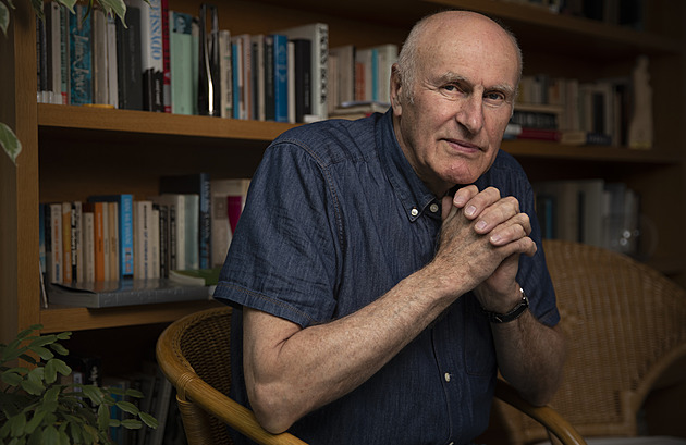 Martin Hilský: Miltonův Ztracený ráj se podobá dnes populární fantasy. Může oslovit řadu čtenářů