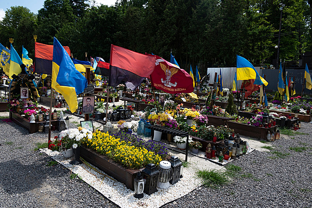 Řady hrobů přibývají. Jak se dál rozrůstají válečné hřbitovy na Ukrajině