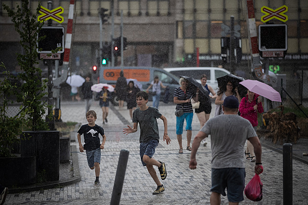 Českem se prohnaly bouřky. Stromy brzdí dopravu, desetitisíce lidí bez proudu