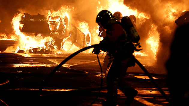 Francie v plamenech. Protestující zapalovali auta, zkusili i osvobodit vězně