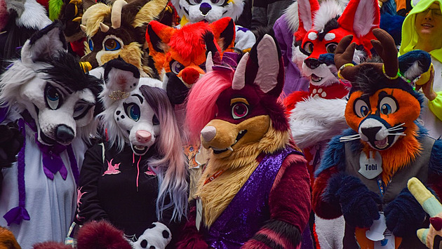 Britští žáci mňoukají, identifikují se jako koně i Měsíc. Školy je brání