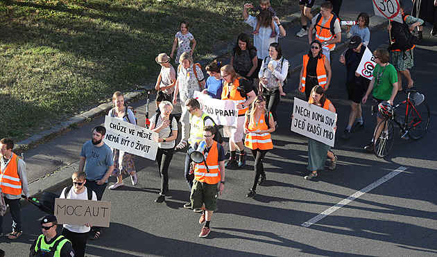 Protestujte si na chodníku, nařídila Praha aktivistům, kteří blokují magistrálu