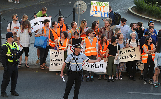 VIDEO: Agresivní řidič v Německu se pustil do aktivistů, kopal je a smýkal po silnici