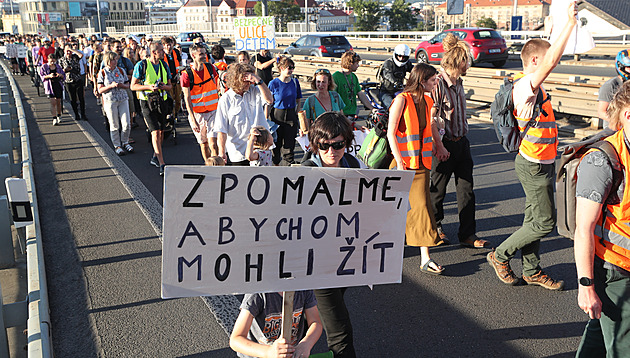 Poslední generace omezuje provoz na magistrále, aktivisté obsadili jeden pruh