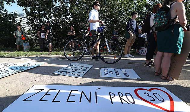 Na chodník, vážení. „Třicítkářům“ se nelíbí argument bezpečnosti